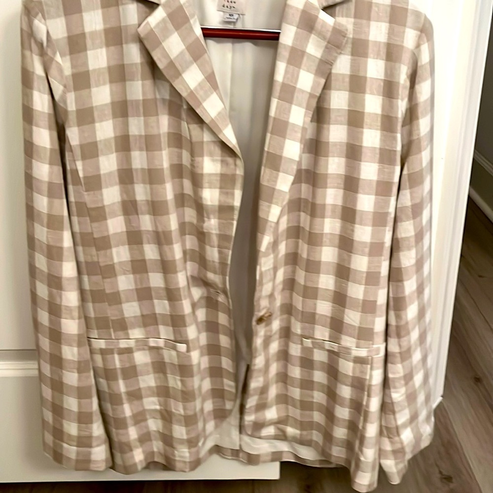 Only worn twice, size XS linen blazer. Runs big